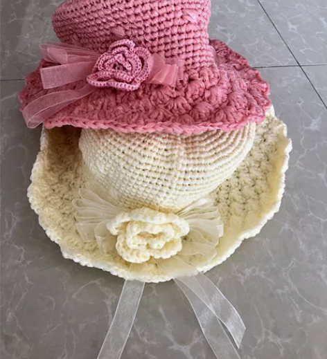 出两顶全新的纯手工编织的帽子，春夏秋季适用...