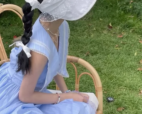 LET ME SEE 少女的蕾丝防晒帽空顶...