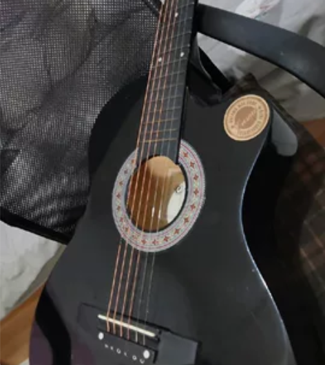 搬家闲置的卡斯摩吉他，衔接处有瑕疵，但是不...