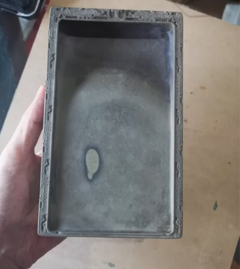 10年前在肇庆买的端砚，面上有个“眼”，说...