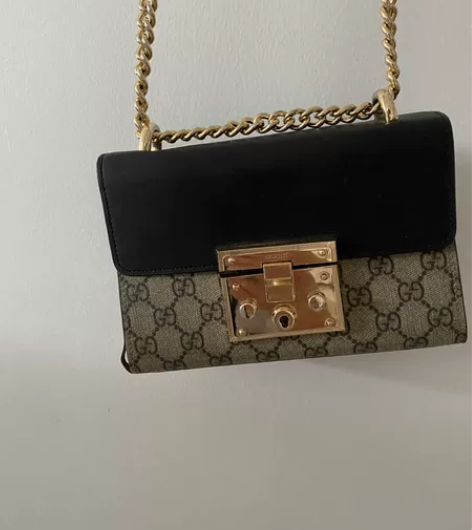 链条小包包，购于实体店299。 感兴趣的话...