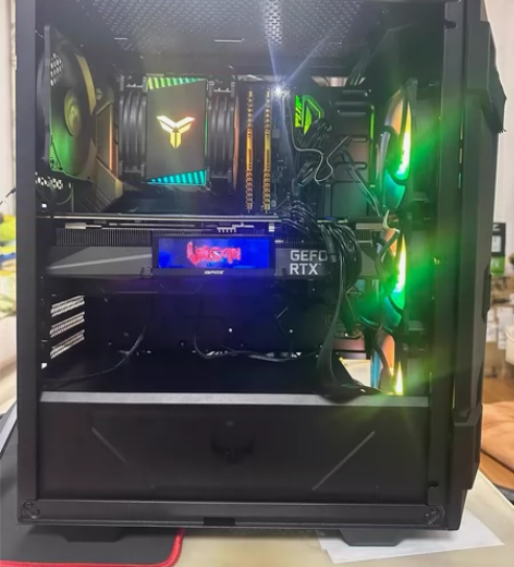 一台华硕游戏台式机和一台戴尔笔记本电脑，4...