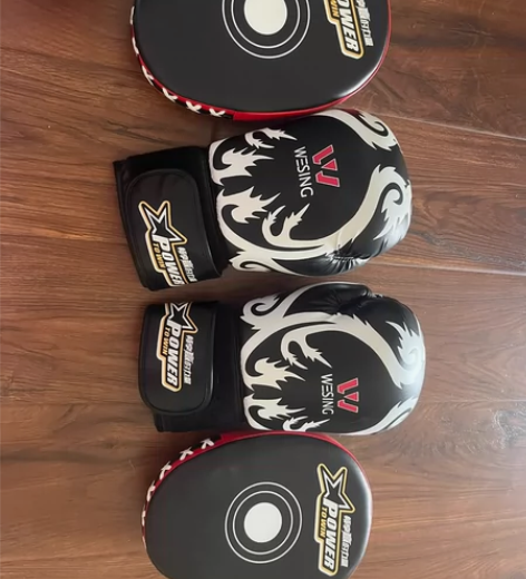 新手拳击手套 套装 可能就用了一次吧 不记...