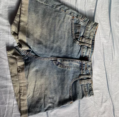 实体店买的 牛仔短裤 修身效果超好 L码左...