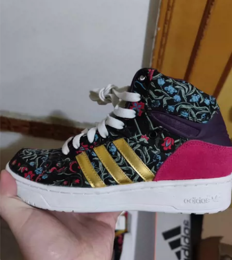 阿迪达斯三叶草高帮板鞋，Adidas运动鞋...