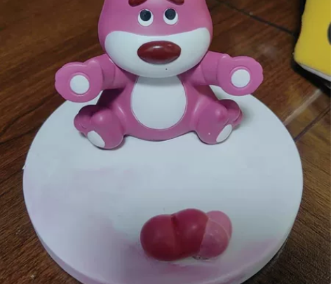 草莓熊手机桌面支架可爱摆件办公室工位解压治...