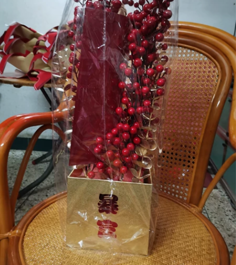 转卖～喜庆装饰摆件发财树抱抱桶红果发财树桌...