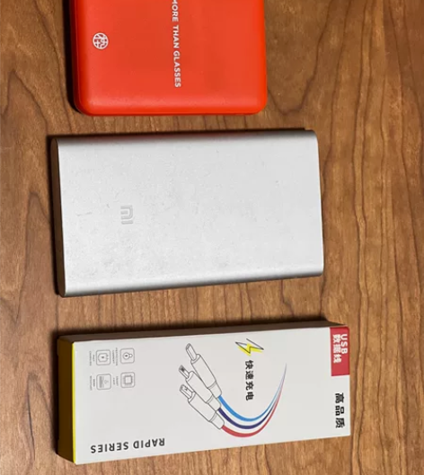 小米充电宝5000毫安八成新、木九十联名充...