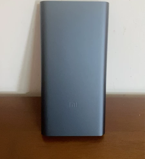 出小米充电宝，10000毫安的，还很新没有...