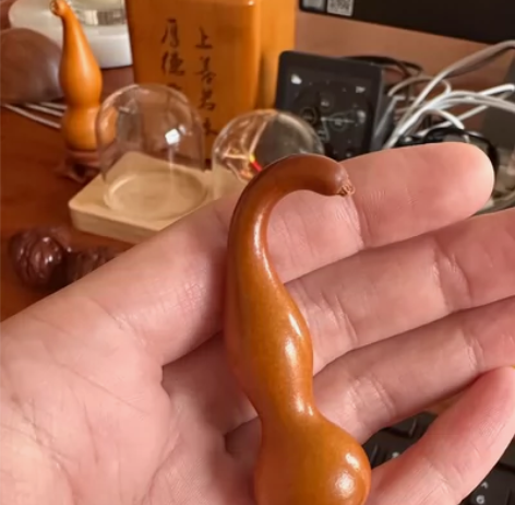 藤缠老树历风尘，落了黄花见玉人。待得肥臀丰...