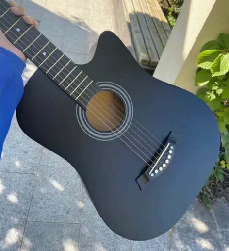 要搬家了，原价1800多买的几乎全新吉他民...