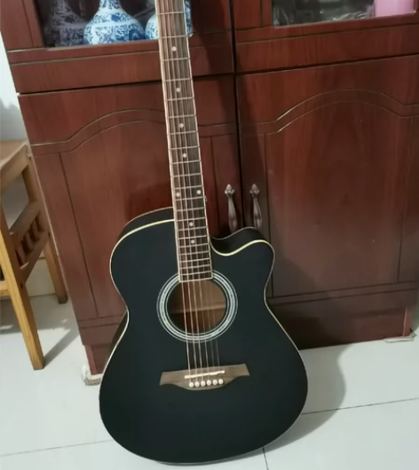 姐姐送的吉他，两千多买的，但是我自己不太会...