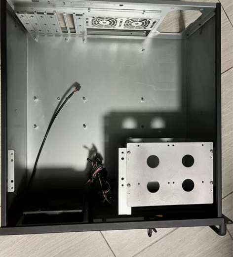 展示机架台式机箱，质量还不错，空间很大可以...