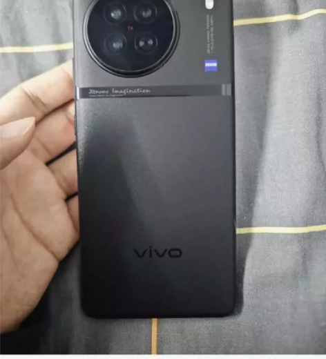 vivo x90 12+256，机身有磕碰...