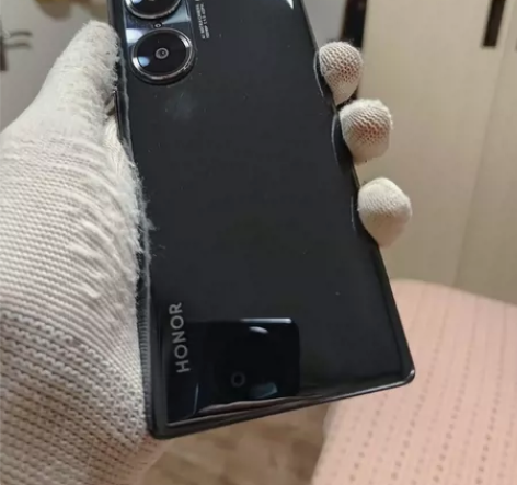 出一个95新8＋256的荣耀60，京东购买...