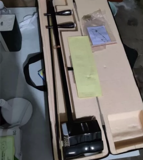 新手二胡，三分钟热度买来玩了一下就没用过了...