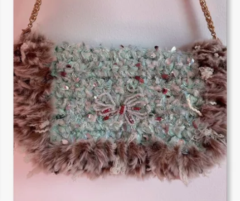 亮片蝴蝶包包，可以放手机，用亮片线钩成的。...