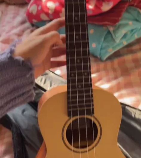 23寸尤克里里低价出售，成色好，没怎么弄过...