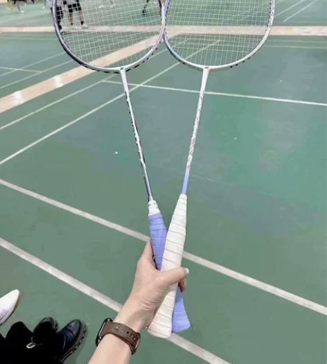 【个人闲置】 原价一千多尤尼克斯羽毛球拍天...