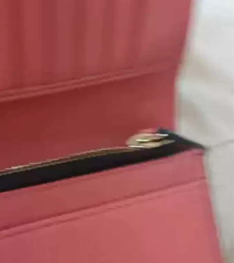 柏百利全郭女士钱包，需要的带走 感兴趣的话...