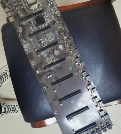 8卡主板  带cpu 可以电点亮  放了半...