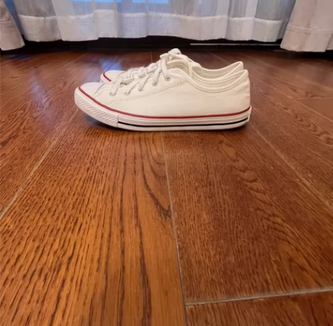 白色薄底低帮匡威36码8成新 感兴趣的话点...