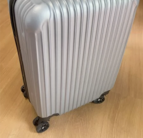 登机箱。50，1个自提。公司出货出多了。便...