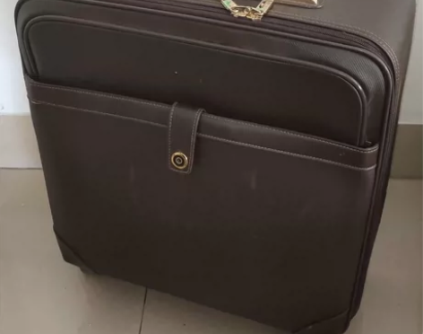 商务行李箱 外皮轻微磨损内里完好可小刀 感...