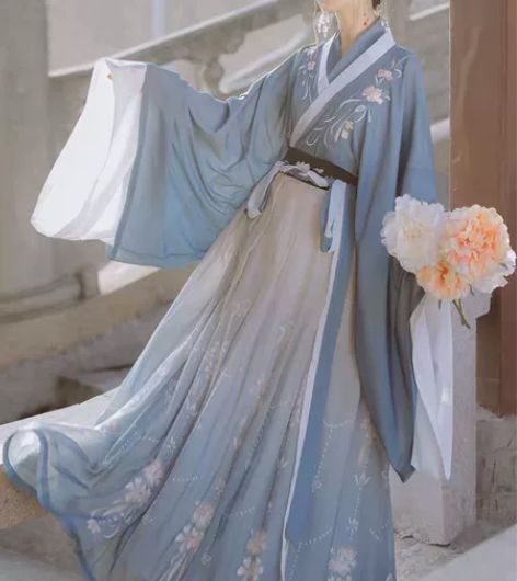 出一套汉服，当时为了表演买的，只穿过三四次...