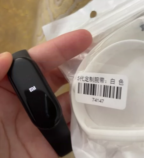 小米手环5智能运动手环,黑白两条表带,充电...