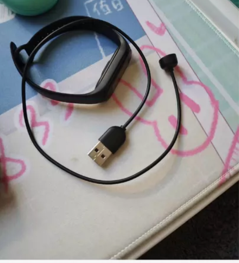 小米手环5nfc版 两侧边缘有少量划痕,功...