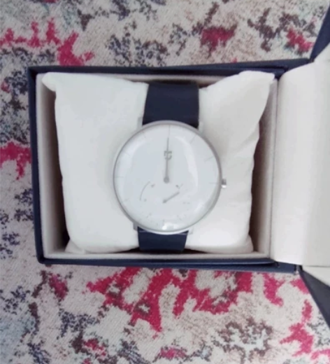 米家石英表。 手感不错。 戴起来简单大方。...