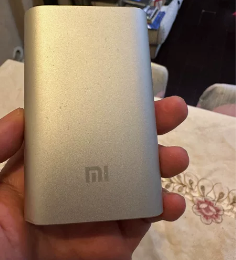 小米充电宝1万毫安，旧型号有充电线 感兴趣...