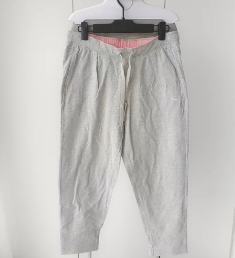 彪马女士运动裤，图四有瑕疵，介意勿拍。L码...