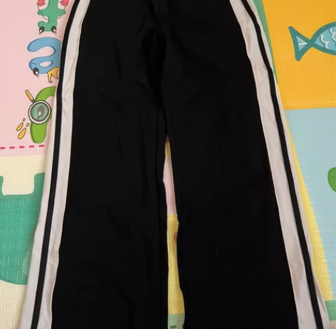 运动裤，裤腿轻微染色，付邮费免费送，12元...