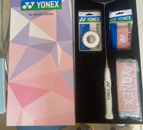 球馆不开了闲置了一批4u全碳超轻羽毛球拍！...