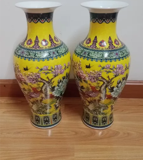 漏：景德镇帝王黄珐琅彩鱼尾瓶高35c?m，...