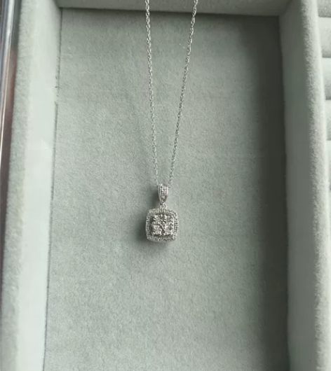 美国代购的一条银钻石项链，梅西百货的。银色...