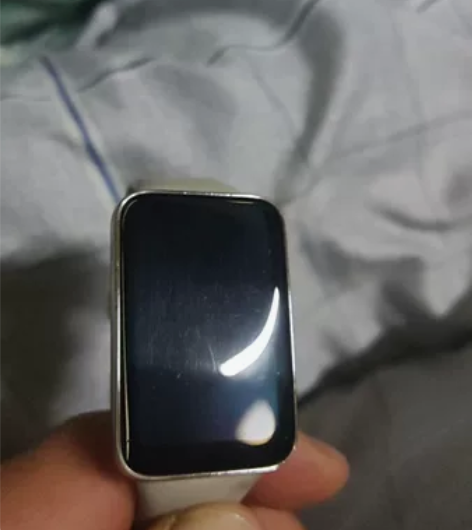 小米7pro金色的，屏幕有划痕，触摸没有问...