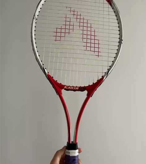 网球拍一个50元，包邮，有两个，可以一起拍...