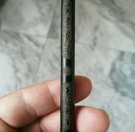 紫檀笔杆鼠须笔，笔杆头有几处小裂纹，不影响...