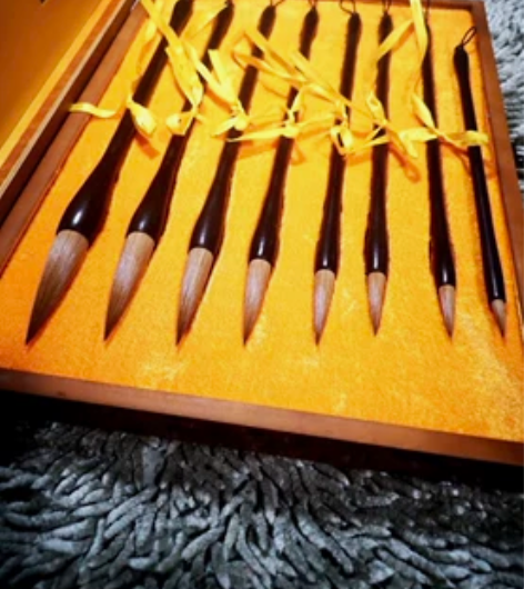 毛笔是90%的狼毫加10%的羊毫。价格，一...