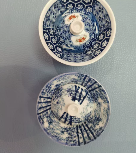 日本回流，老青花中腰碗，一只荣山作， 一只...