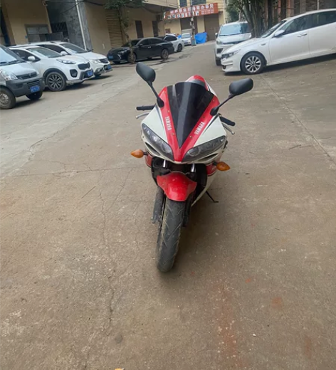 出台雅马哈摩托跑车。净重两百多公斤。这是改...