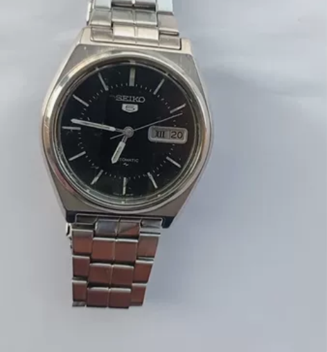 日本精工牌7009机芯。黑色表盘。表镜三角...