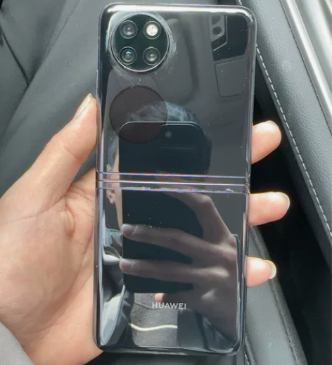 华为P 50 Pocket手机就是屏幕坏了...