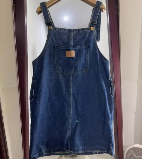 牛仔背带裙女，L码，还很新，低价包邮出售、...