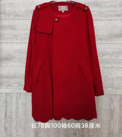 拉夏贝尔品牌呢子大衣，很正的大红色，图片上...