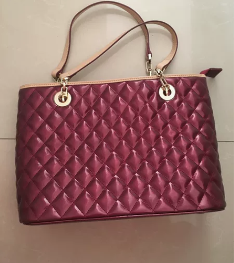 红色，全新单肩背包，大容量 感兴趣的话给我...