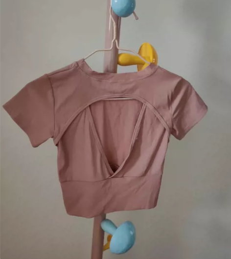 健身瑜伽服，M码，现在生完孩子根本穿不上，...